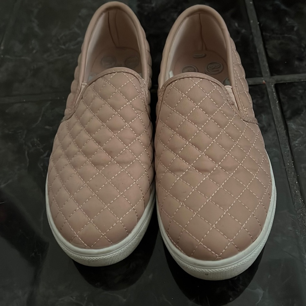 These are some blush pink stevies shoes in size 5